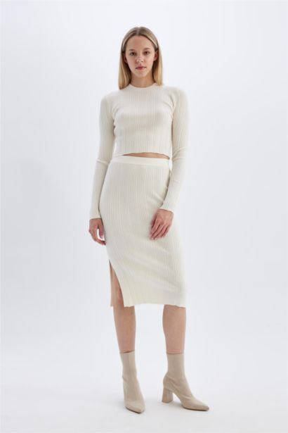 تنورة ميدي تريكو سليم فيت بفتحة