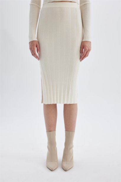 تنورة ميدي تريكو سليم فيت بفتحة