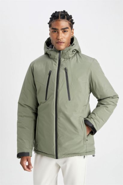 جاكيت سليم فيت بغطاء للرأس طارد للماء من DeFactoFit