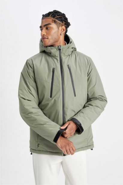 جاكيت سليم فيت بغطاء للرأس طارد للماء من DeFactoFit