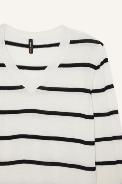 بلوز مخطط قصة مريحة بياقة V