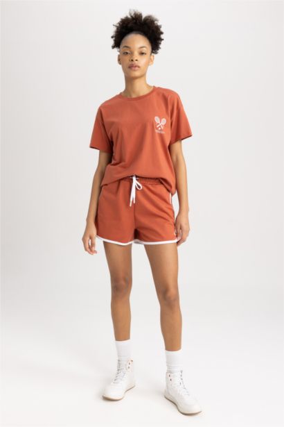 شورت قصة عادية بطباعة الشعار