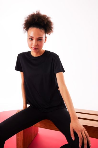 تيشيرت ممشط قصة عادية برقبة مستديرة