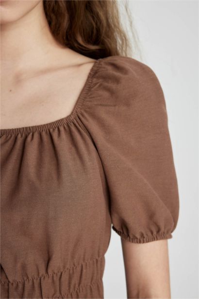 فستان قصير كتان برقبة مربعة