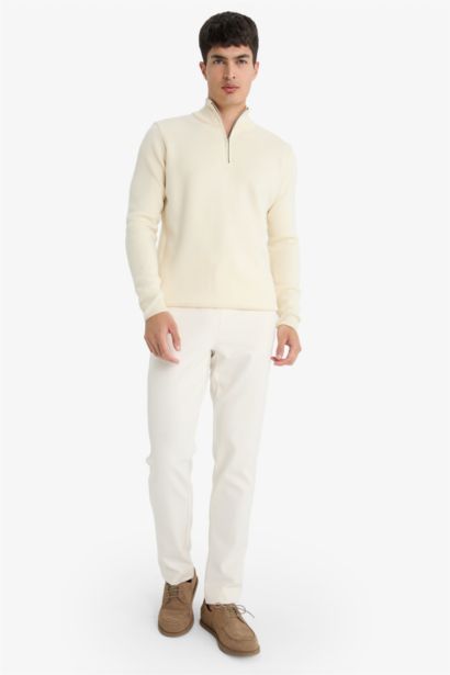 Pull tricot à coupe standard et col montant