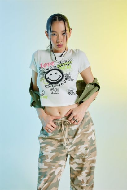 تيشيرت مضلع مطبوع من سمايلي