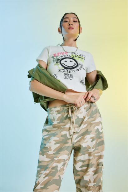 تيشيرت مضلع مطبوع من سمايلي