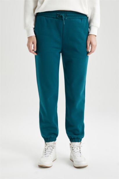 Standard Fit Pocketed Thick Fabric Sweatpants