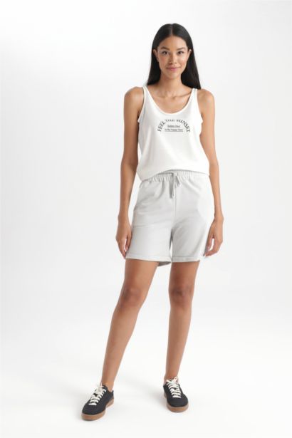 فانيلة بقصة عادية وياقة مستديرة