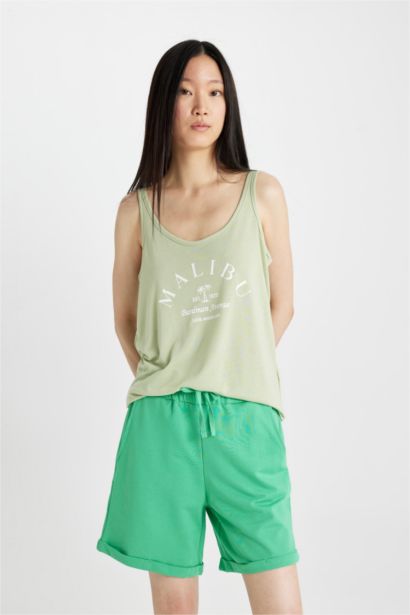 فانيلة بقصة عادية بياقة مستديرة