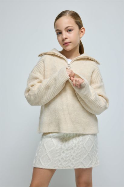 بلوفر تريكو قصة عادية برقبة عالية بسحاب