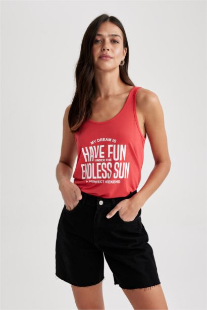 فانيلة مطبوع بقصة عادية بياقة مستديرة