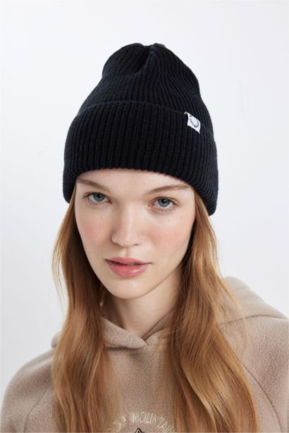Woman Woven Labeled Knitted Beanie