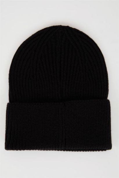 Woman Woven Labeled Knitted Beanie