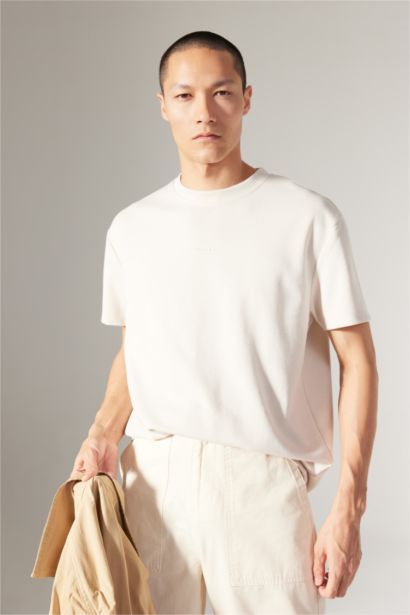 تي شيرت مطبوع قصة عادية برقبة مستديرة