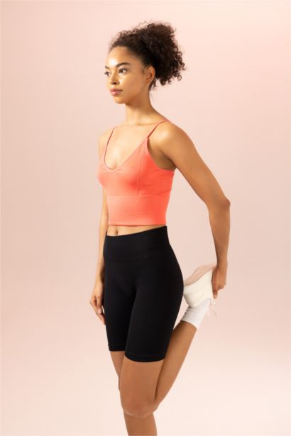 كروب توب رياضي برقبة V بدون أكمام