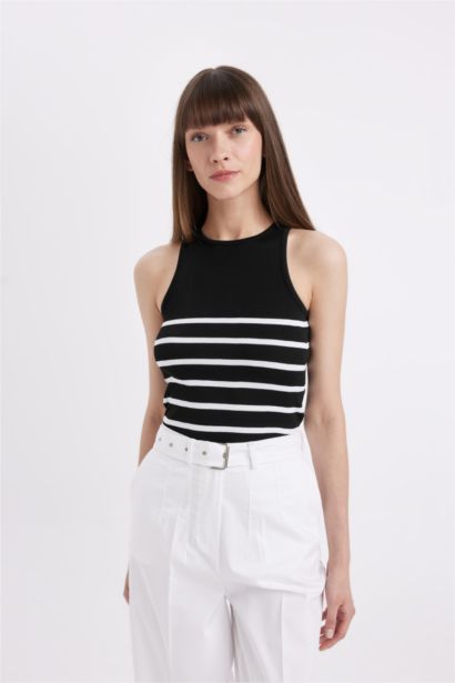 بلوزة كت بدون كم برقبة مستديرة