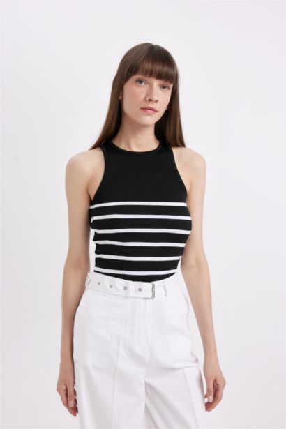 بلوزة كت بدون كم برقبة مستديرة