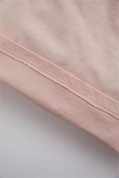 تي شيرت بناتي بطباعة ممتعة وقصة عادية