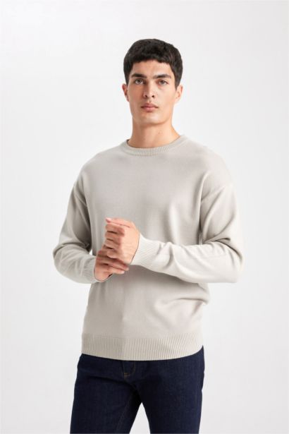 Свитер свободного кроя с круглым вырезом