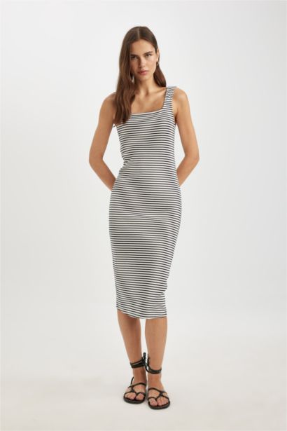 فستان ميدي مخطط مضلع بدون بأكمام برقبة مربعة