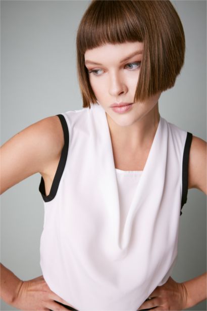 بلوزة بدون أكمام سليم فيت بياقة مع طيات