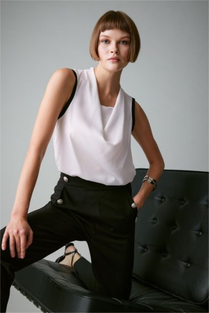 بلوزة بدون أكمام سليم فيت بياقة مع طيات