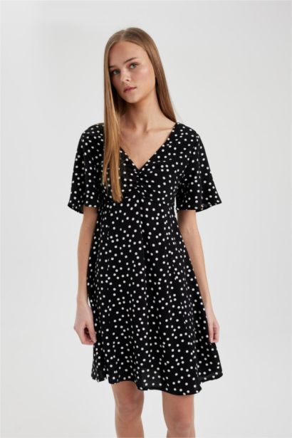 فستان قصير فلورال نص كم بياقة V