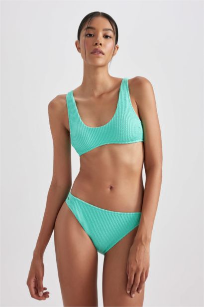 اندر بيكيني قصة عادية من Fall In Love