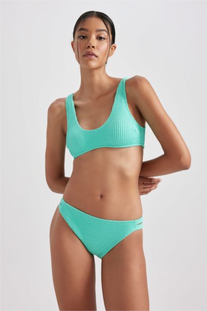 اندر بيكيني قصة عادية من Fall In Love