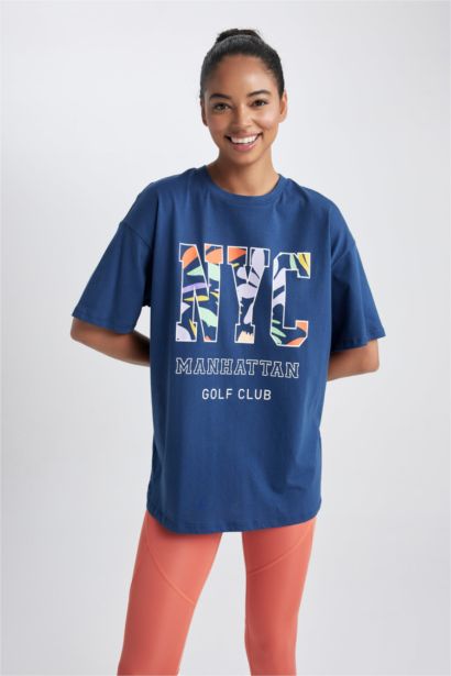 تيشيرت نص كم بطبعة شعار واسع برقبة مستديرة