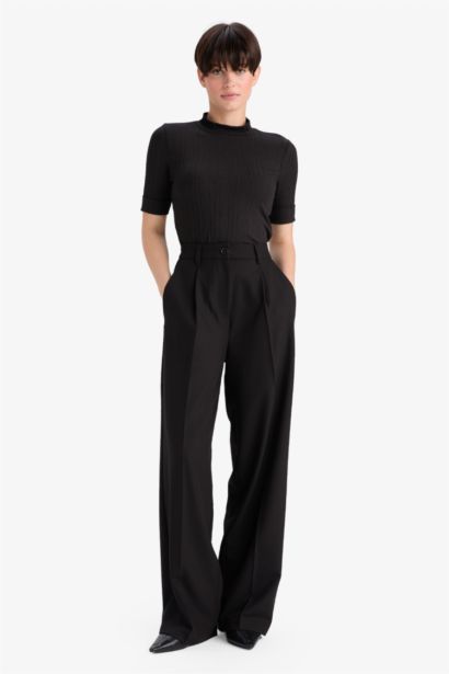 تي شيرت نص كم مضلع قصة عادية بياقة عالية