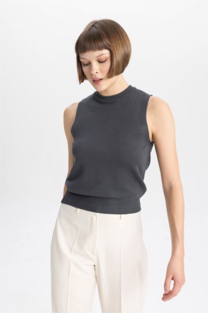 بلوزة كت بيزك قصة عادية برقبة مستديرة