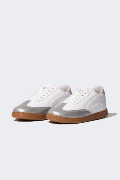 Woman Faux Leather Flat Sole Sneaker