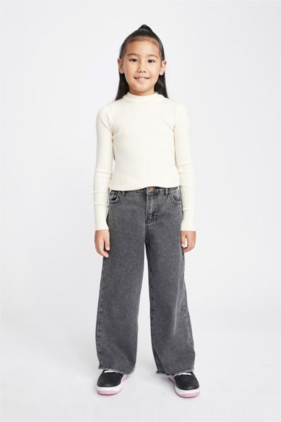 Свитер стандартного кроя с круглым вырезом для девочек