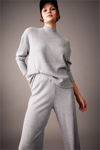 дөңгелек жаға тоқылған Ұзын жеңді футболка