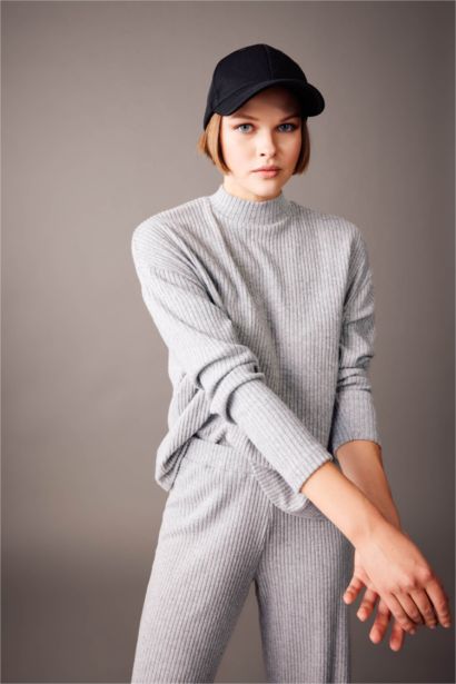 дөңгелек жаға тоқылған Ұзын жеңді футболка