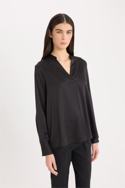 Blouse en satin à col V et  manches longues