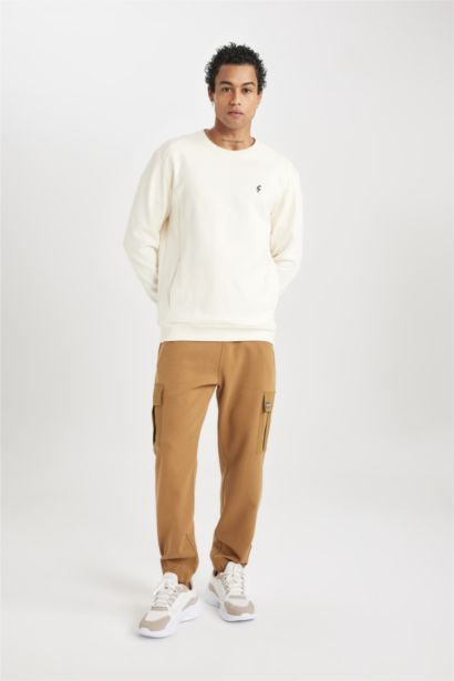 Standart Fit Bisiklet Yaka Baskılı Cepli Sporcu Sweatshirt