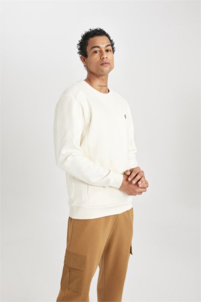 Standart Fit Bisiklet Yaka Baskılı Cepli Sporcu Sweatshirt