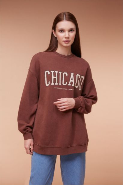 سويت تونيك قماش رقيق بطبعة شعار قصة عادية وبطانة ناعمة