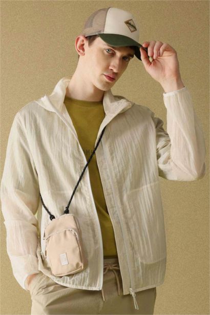 جاكيت مطر قصة عادية وغطاء للرأس