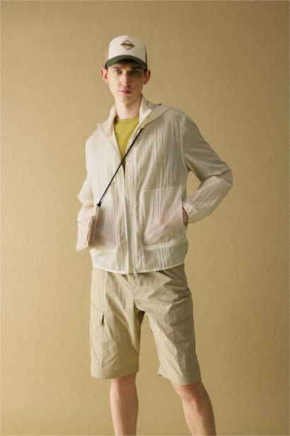 جاكيت مطر قصة عادية وغطاء للرأس