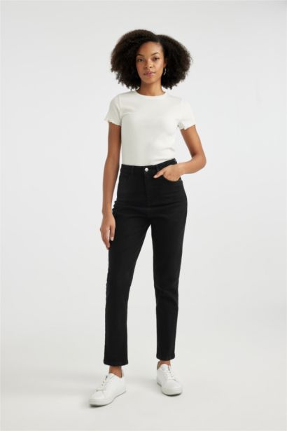 Mom Jean Confortable à Taille Haute et Jambes Légèrement skinny Modèle Lina Comfort