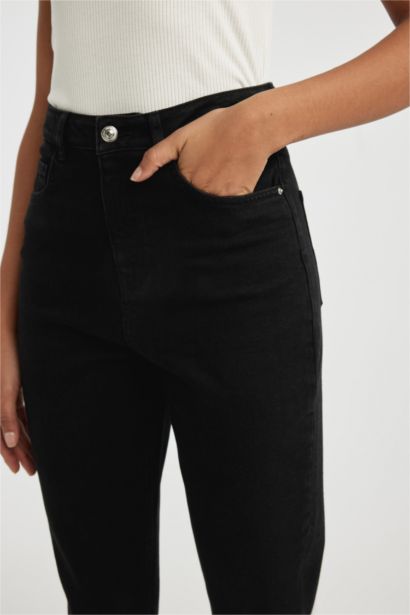 Mom Jean Confortable à Taille Haute et Jambes Légèrement skinny Modèle Lina Comfort