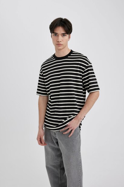 تيشيرت مخطط نص كم قصة مريحة برقبة مستديرة
