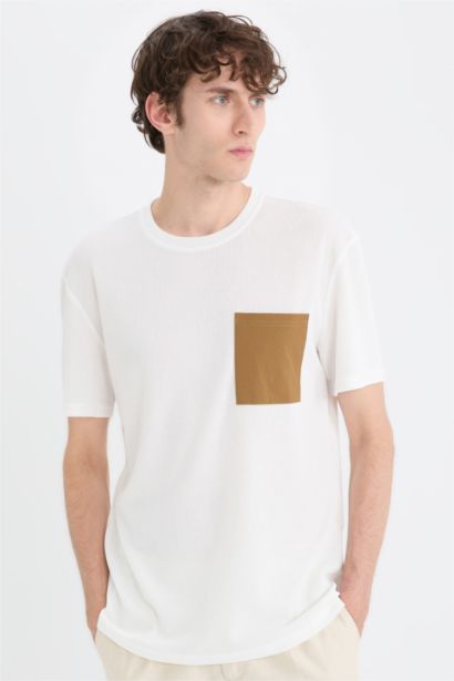 تيشيرت نص كم قصة عادية برقبة مستديرة وجيب