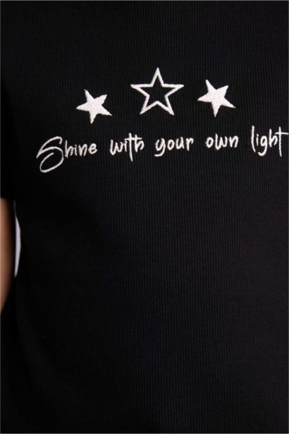 تيشيرت بناتي نص كم مضلع بطبعة شعار سليم فيت