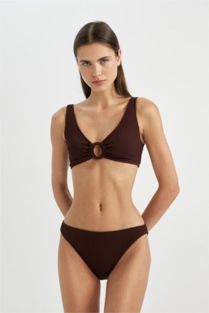 كلوت بكيني قصة عادية من Fall In Love