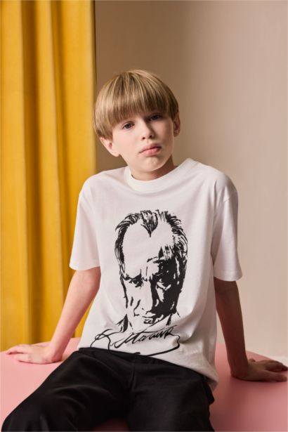 Bisiklet Yaka Atatürk Baskılı Kısa Kollu Tişört Erkek Çocuk